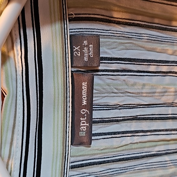 3/4 sleeve "twist" blouse - Picture 3 of 6